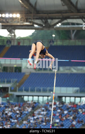 Roma, Italia - Jun 06: Angelica Bengtsson compete in donne caso Pole Vault durante la IAAF Diamond League 2019 Golden Gala Pietro Mennea a Roma Foto Stock