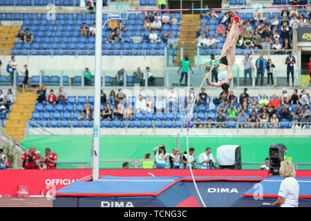 Roma, Italia - Jun 06: Ninon Romarin Guillon di Francia compete in donne caso Pole Vault durante la IAAF Diamond League 2019 Golden Gala Pietro Me Foto Stock