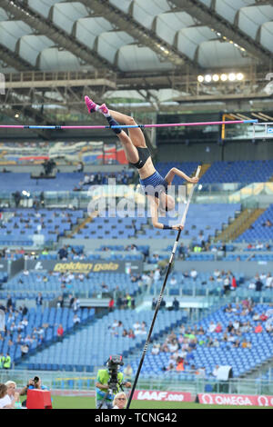 Roma, Italia - Jun 06: Ling Li di Cina compete in donne caso Pole Vault durante la IAAF Diamond League 2019 Golden Gala Pietro Mennea a Roma Foto Stock