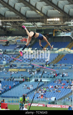 Roma, Italia - Jun 06: Ling Li di Cina compete in donne caso Pole Vault durante la IAAF Diamond League 2019 Golden Gala Pietro Mennea a Roma Foto Stock