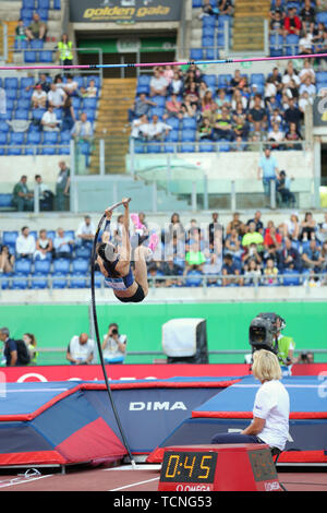 Roma, Italia - Jun 06: Ling Li di Cina compete in donne caso Pole Vault durante la IAAF Diamond League 2019 Golden Gala Pietro Mennea a Roma Foto Stock