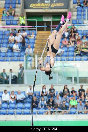 Roma, Italia - Jun 06: Ling Li di Cina compete in donne caso Pole Vault durante la IAAF Diamond League 2019 Golden Gala Pietro Mennea a Roma Foto Stock