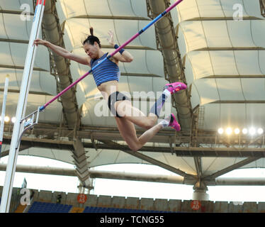 Roma, Italia - Jun 06: Ling Li di Cina compete in donne caso Pole Vault durante la IAAF Diamond League 2019 Golden Gala Pietro Mennea a Roma Foto Stock