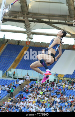 Roma, Italia - Jun 06: Ling Li di Cina compete in donne caso Pole Vault durante la IAAF Diamond League 2019 Golden Gala Pietro Mennea a Roma Foto Stock