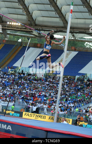 Roma, Italia - Jun 06: Ling Li di Cina compete in donne caso Pole Vault durante la IAAF Diamond League 2019 Golden Gala Pietro Mennea a Roma Foto Stock