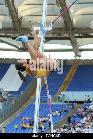 Roma, Italia - Jun 06: Sonia Malavisi dell Italia compete in donne caso Pole Vault durante la IAAF Diamond League 2019 Golden Gala Pietro Mennea in Foto Stock