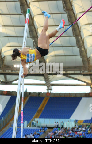 Roma, Italia - Jun 06: Sonia Malavisi dell Italia compete in donne caso Pole Vault durante la IAAF Diamond League 2019 Golden Gala Pietro Mennea in Foto Stock