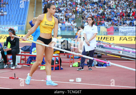 Roma, Italia - Jun 06: Sonia Malavisi dell Italia compete in donne caso Pole Vault durante la IAAF Diamond League 2019 Golden Gala Pietro Mennea in Foto Stock