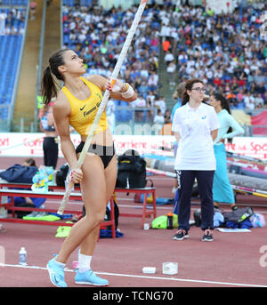 Roma, Italia - Jun 06: Sonia Malavisi dell Italia compete in donne caso Pole Vault durante la IAAF Diamond League 2019 Golden Gala Pietro Mennea in Foto Stock