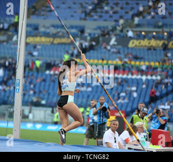 Roma, Italia - Jun 06: Robeilys Peinado del Venezuela compete in donne caso Pole Vault durante la IAAF Diamond League 2019 Golden Gala Pietro Menn Foto Stock