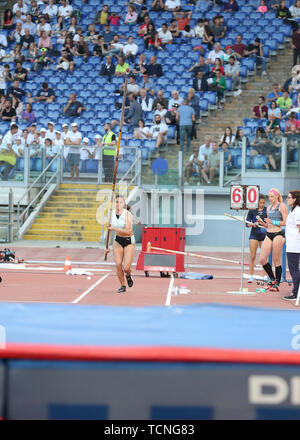 Roma, Italia - Jun 06: Robeilys Peinado del Venezuela compete in donne caso Pole Vault durante la IAAF Diamond League 2019 Golden Gala Pietro Menn Foto Stock