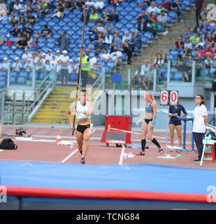 Roma, Italia - Jun 06: Robeilys Peinado del Venezuela compete in donne caso Pole Vault durante la IAAF Diamond League 2019 Golden Gala Pietro Menn Foto Stock