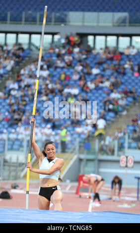 Roma, Italia - Jun 06: Robeilys Peinado del Venezuela compete in donne caso Pole Vault durante la IAAF Diamond League 2019 Golden Gala Pietro Menn Foto Stock