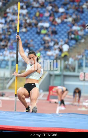 Roma, Italia - Jun 06: Robeilys Peinado del Venezuela compete in donne caso Pole Vault durante la IAAF Diamond League 2019 Golden Gala Pietro Menn Foto Stock