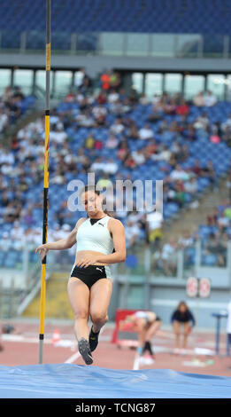 Roma, Italia - Jun 06: Robeilys Peinado del Venezuela compete in donne caso Pole Vault durante la IAAF Diamond League 2019 Golden Gala Pietro Menn Foto Stock