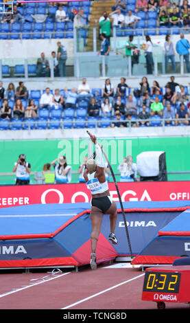 Roma, Italia - Jun 06: Yarisley Silva di Cuba compete in donne caso Pole Vault durante la IAAF Diamond League 2019 Golden Gala Pietro Mennea in R Foto Stock