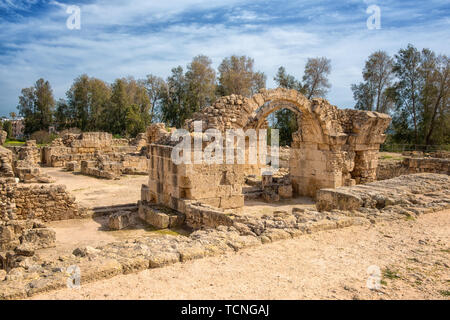 Saranta Kolones o quaranta colonne castello, rovinato fortezza medievale in Paphos parco archeologico (Kato Pafos), porto di Paphos, Cipro. Scenic landsc Foto Stock