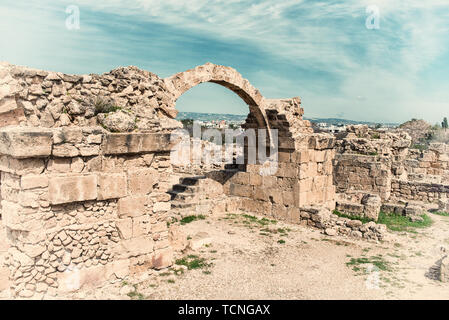 Saranta Kolones o quaranta colonne castello, rovinato fortezza medievale in Paphos parco archeologico (Kato Pafos), porto di Paphos, Cipro. Terre vintage Foto Stock