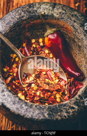 Peperoncino macinato in un mortaio. Elevato angolo di visione Foto Stock
