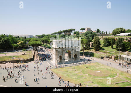 Roma, Italia - 20 Giugno 2018: arco trionfale di Costantino a Roma, situato tra il Colosseo e Palatino Foto Stock