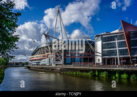 Il Principato o Millennium Stadium dalla riva a ovest del fiume Taff, a Cardiff, nel Galles, nel Regno Unito il 8 giugno 2019 Foto Stock