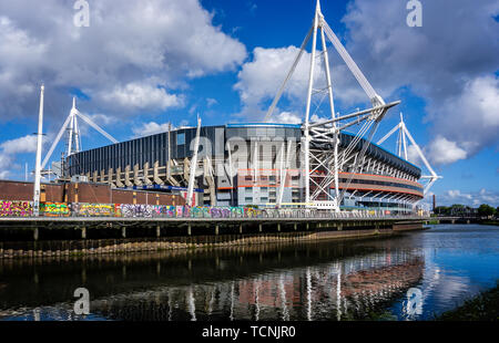 Il Principato o Millennium Stadium dalla riva a ovest del fiume Taff, a Cardiff, nel Galles, nel Regno Unito il 8 giugno 2019 Foto Stock