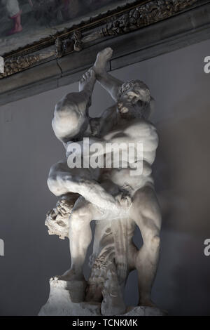 Firenze, Italia - 24 Giugno 2018: Primo piano delle sculture di marmo da artisti italiani in Palazzo Vecchio Foto Stock