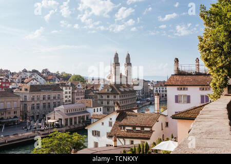 Vista aerea del centro storico di Zurigo centro città con la famosa chiesa di Grossmunster e fiume Limmat da Lindenhof park, Zurigo, Svizzera. Paesaggio estivo Foto Stock