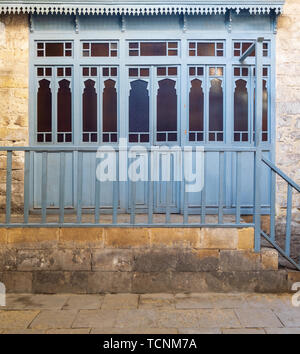 Spogliatoi con blue porta in legno scuri e balaustre in legno a storica e tradizionale pubblico turco bathhouse (Hamam inale), Moez Street, Cai Foto Stock