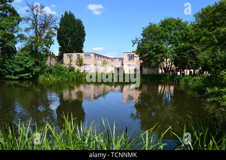 Vista sul lago per gli edifici e le malghe a Bletchley Park, Milton Keynes, Buckinghamshire, UK. Ora essi ospitare mostre. Foto Stock