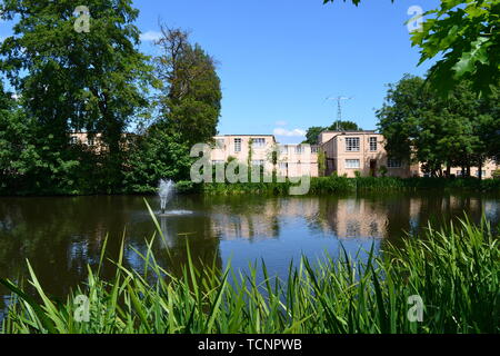 Vista sul lago per gli edifici e le malghe a Bletchley Park, Milton Keynes, Buckinghamshire, UK. Ora essi ospitare mostre. Foto Stock