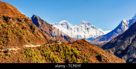 Vista in stupa sul trekking Campo Base Everest da Namche Bazaar a Tengboche in Nepal. Montagna himalayana Mt. L'Everest, sul Lhotse, sul Nuptse a th Foto Stock