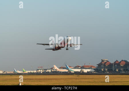 BALI/INDONESIA-Giugno 06 2019: Air Asia aereo decollare da Ngurah Rai International Airport-Bali al mattino Foto Stock