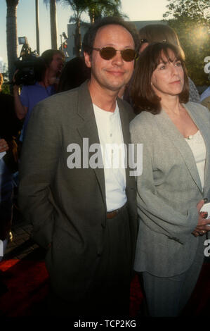 Hollywood, California, STATI UNITI D'AMERICA 23 giugno 1994 attore Billy Crystal e moglie Janice Crystal frequentare Paramount Pictures "Forrest Gump" Premiere a giugno 23, 1994 a Paramount Studios di Hollywood, California, USA. Foto di Barry re/Alamy Stock Photo Foto Stock