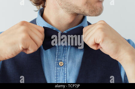 Uomo con la barba che indossa cravatta a farfalla, hipster style Foto Stock