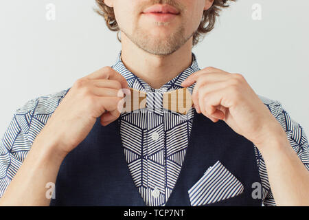 Uomo con la barba che indossa cravatta a farfalla in legno, hipster style Foto Stock