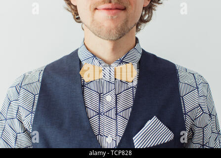 Uomo con la barba che indossa cravatta a farfalla in legno, hipster style Foto Stock