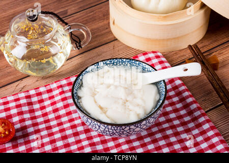 Tofu brain un famoso e tradizionale snack, noto anche come tofu fiore, fiore di fagiolo misto, secondo i gusti locali, vi è una distinzione tra dolce e salato. Foto Stock