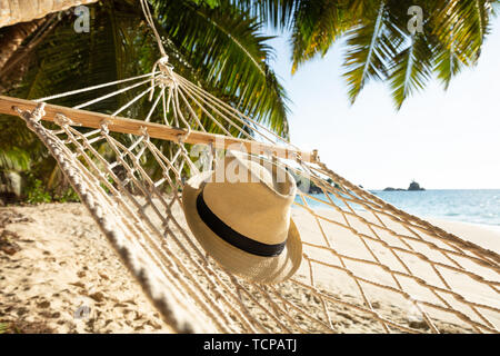 Close-up di cappello per il sole sull'amaca sulla sabbia in spiaggia Foto Stock