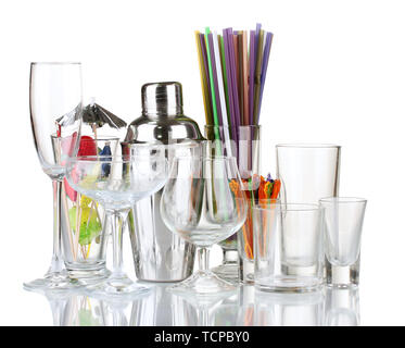 Shaker e bicchieri isolato su bianco Foto Stock