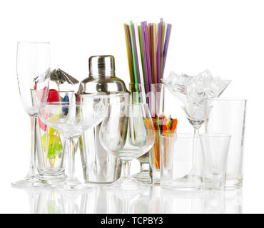 Shaker e bicchieri isolato su bianco Foto Stock