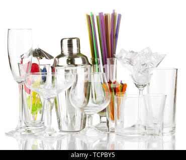 Shaker e bicchieri isolato su bianco Foto Stock