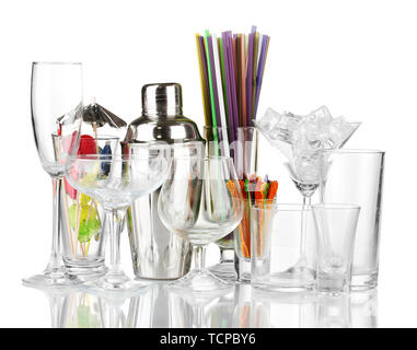 Shaker e bicchieri isolato su bianco Foto Stock