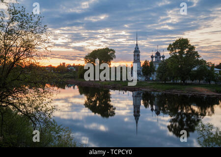Il pittoresco paesaggio di Vologda, la Chiesa della Presentazione del Signore, la Chiesa della purificazione, si riflette nelle acque del fiume al tramonto Foto Stock