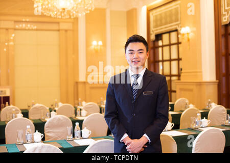 Giovani cinesi servizio cameriere in sala da pranzo Foto Stock