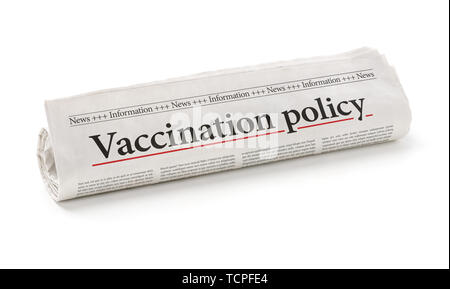 Giornale arrotolato con il titolo la politica di vaccinazione Foto Stock