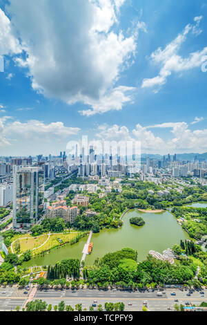 Grattacieli intorno ad un lago con la Groenlandia Foto Stock