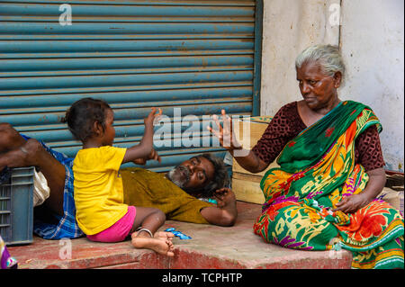 La povertà a Chennai, India, dove tre generazioni di una famiglia giocare insieme Foto Stock