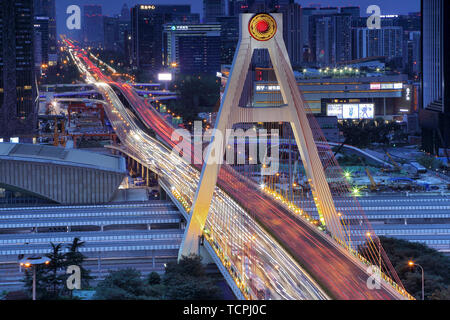 Chengdu Tianfu cavalcavia paesaggio urbano vista notturna Foto Stock