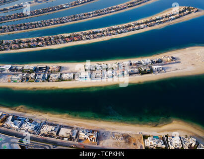 Il Palm Island con lussuose ville e alberghi a Dubai vista aerea Foto Stock